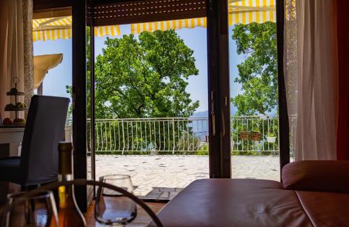 Rubesi Apartment | Sea View Suite With King Bed, 150Mbps WiFi And Patio Swing