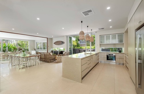 Yaroomba House | SeaEasta - Luxurious & Lavish Family-friendly House with a Pool!