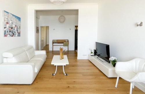 La Californie Apartment | Seafront Apartment for 6 Promenade des Anglais