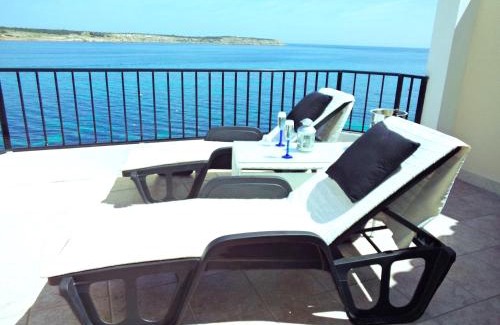 Għadira Apartment | Seafront apartment Terrace, lounger & Panoramic ocean views