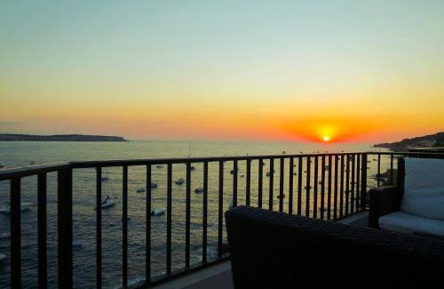 Għadira Apartment | Seafront apartment Terrace, lounger & Panoramic ocean views