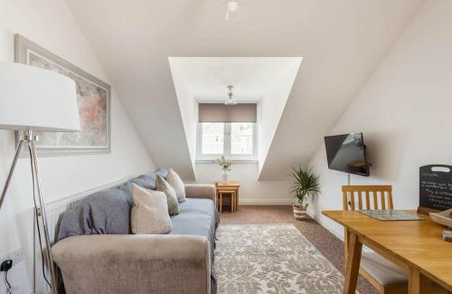 Weston-super-Mare Apartment | Seafront flat-private parking-short walk to town