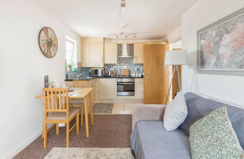 Weston-super-Mare Apartment | Seafront flat-private parking-short walk to town