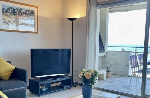 Cap-d'Antibes Condo | Seafront one bedroom apartment with a terrasse, swimming pool and a parking