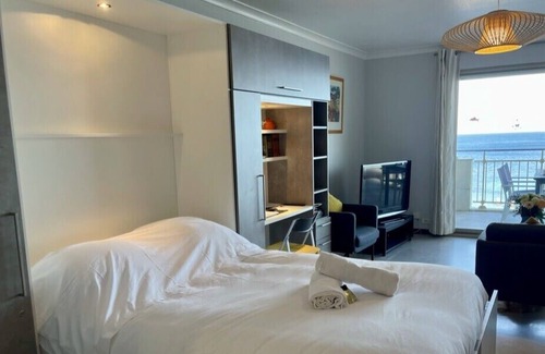Cap-d'Antibes Condo | Seafront one bedroom apartment with a terrasse, swimming pool and a parking
