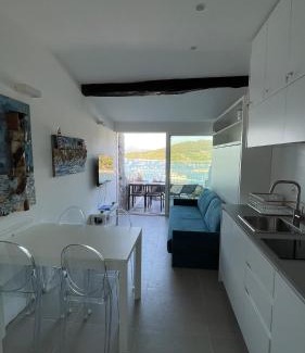 Portovenere Apartment | Seafront rooftop flat w/terrace