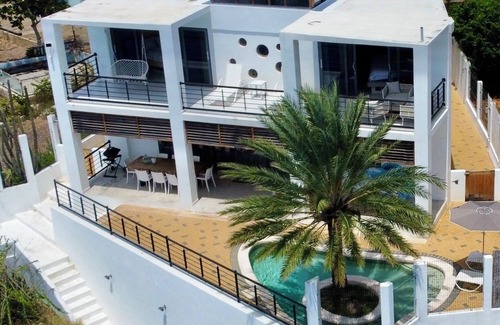 Lagun Villa | Seafront Villa in Lagun Curaçao -pool-Wifi + With Private access to sea!