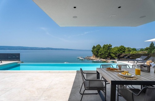 Omis Villa | Seafront Villa Kiara with 5 en-suite bedrooms in Omiš