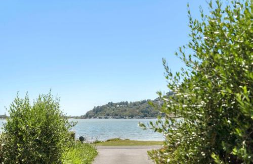 Tairua Apartment | Seagrass Studio Guesthouse - By the Beach