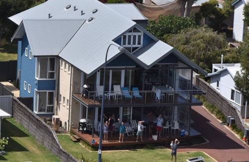 Rockingham Apartment | SEAGULL Condo/Apartment - Absolute Beachfront Holiday Retreat