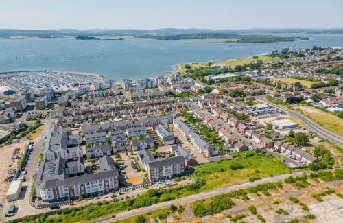 Hamworthy Apartment | Seas the Day - Moments from Hamworthy Beach and Park