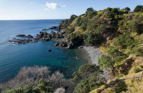 Mahinepua House | Seascape Cottage - Mahinepua Bay Clifftop Retreat