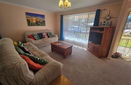 Narrawallee House | Seascape Macleay Street - walk to beach