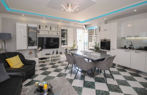 Arbanija Apartment | Seaside apartment with 3 terraces