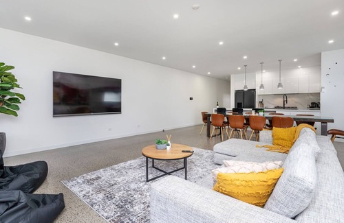 Dromana House | Seaside Breeze Luxe Retreat with Heated Pool