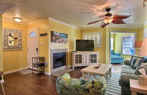 Port Aransas Apartment | Seaside Delight