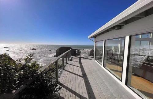 Sereno del Mar House | Seaside Elegance Oceanfront Escape with 3 Suites