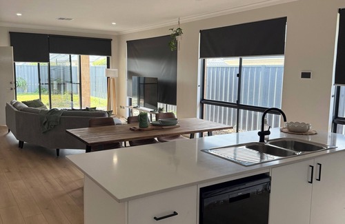 Singleton House | Seaside EscapenKick back and relax in this calm, stylish space.