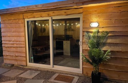 Kinmel Bay Ski Chalet | Seaside garden with hot tub