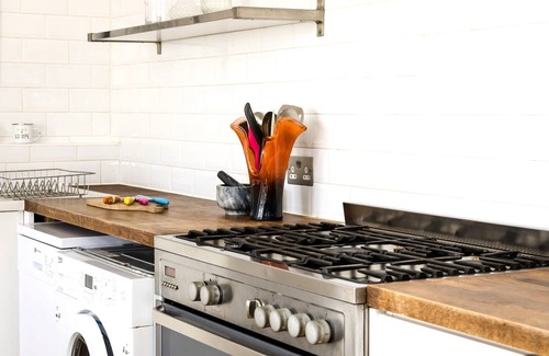 Eastbourne Seafront Apartment | Seaside Hideout - close to beach