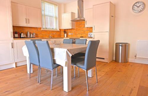 Meads House | Seaside Mews - charming 2-bed cottage close to the sea