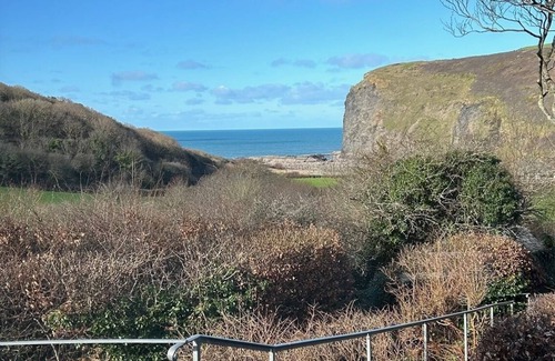 Crackington Haven House | Seaside Retreat, bungalow with sea views, 5 min walk sandy, surfing beach.