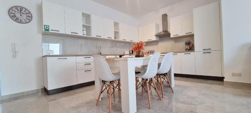 Għadira Apartment | Seaside Serenity 6 - few mins walk to the beach by QuickTrips