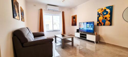 Għadira Apartment | Seaside Serenity 6 - few mins walk to the beach by QuickTrips