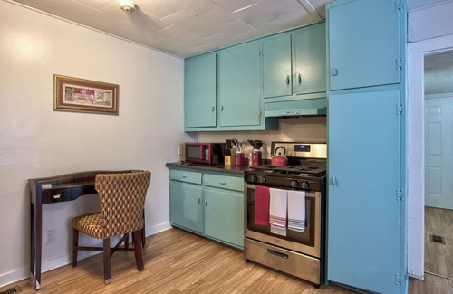Lithonia House | SEASON DISCOUNT - RENOVATED in Lithonia, sleeps 7, plenty parking