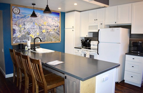 Mammoth Lakes Condo | Seasons 4 164 is a newly remodeled corner condo close to Village, Canyon Lodge and Lakes