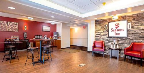 Traverse City Hotel | Seasons Inn Traverse City