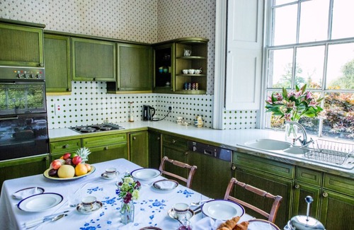 Glenisla Apartment | Seasyde House - The Admiral Duncan Room