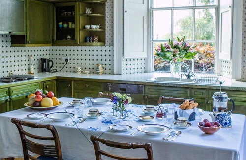 Glenisla Apartment | Seasyde House - The Admiral Duncan Room