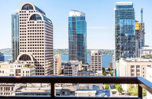 Downtown Seattle Hotel | Seattle Chic: Spacious, Contemporary Rooms in City's Vibrant Downtown