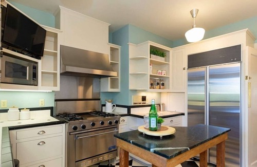 Queen Anne Hotel | Seattle Escape in Queen Anne - Stylish Urban Retreat with a Private Deck and Stunning City Views