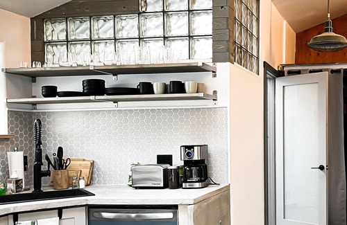 Mann House | Seattle Luxury 2BR House with Off-Street Parking