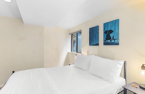 East Queen Anne Apartment | Seattle's Apricot Crown - 87 Walkscore