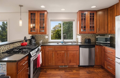 Mann House | Seattle Vacation Home: The Depot - Luxury 3 bed/2.5 bath, great location