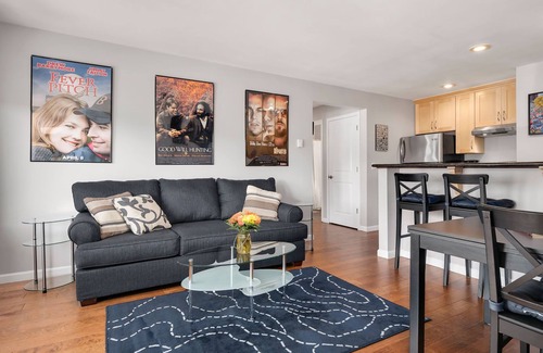 Mann Apartment | Seattle Vacation Home: Thomas Lodge "Boston" - Bright & Comfy, Large Balcony | Garage