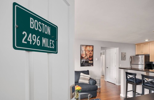 Mann Apartment | Seattle Vacation Home: Thomas Lodge "Boston" - Bright & Comfy, Large Balcony | Garage