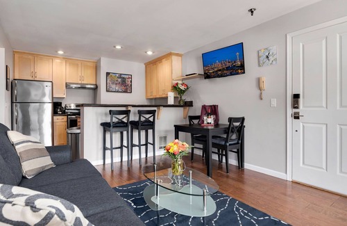 Mann Apartment | Seattle Vacation Home: Thomas Lodge "Boston" - Bright & Comfy, Large Balcony | Garage