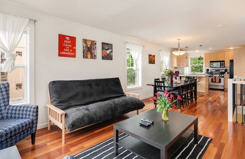 Mann House | Seattle Vacation Home: The Library - 4 bedroom house, great location, sleeps 12