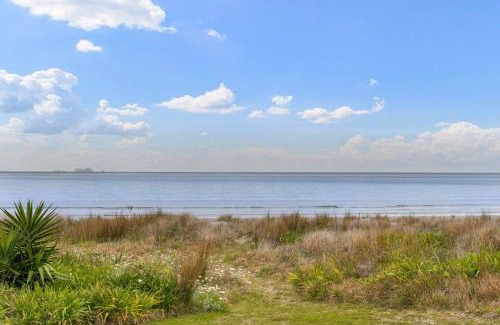 Whangamata House | Seaview Escape - Beachfront Home