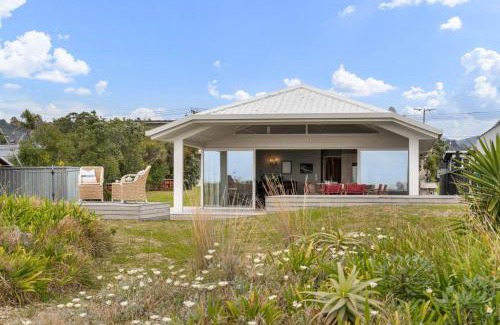 Whangamata House | Seaview Escape - Beachfront Home