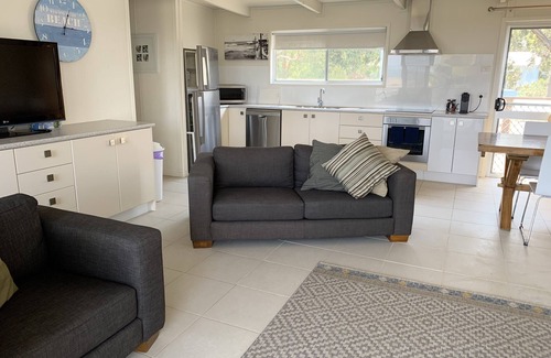 Dunbogan House | Seaview Getaway - familieferiehus ved stranden