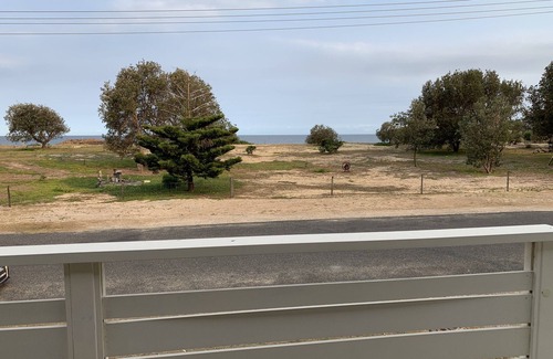 Dunbogan House | Seaview Getaway - familieferiehus ved stranden