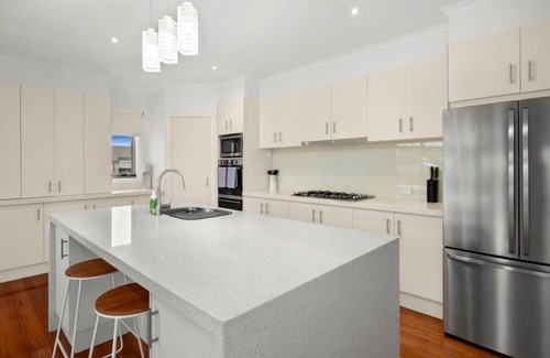 Torquay House | Seaview Haven: Pet Friendly near Fisherman’s Beach