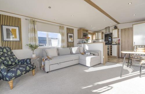 Rhoose House | Seaview Holiday Let - Vale Holiday Park at Cardiff Airport