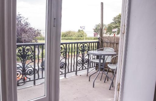 Cleethorpes Apartment | SEAVIEW - Private Balcony - Contractors