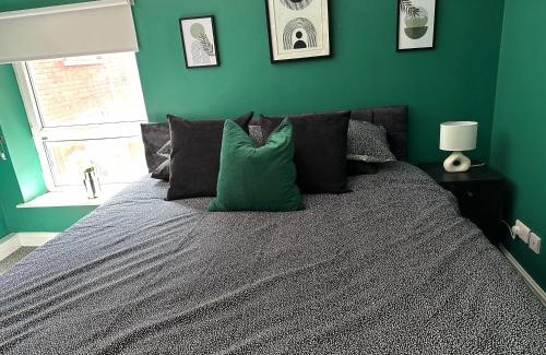 Cleethorpes Apartment | SEAVIEW - Private Balcony - Contractors